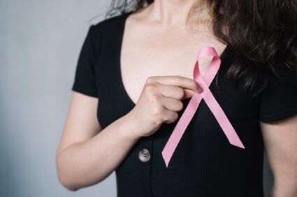 Solo 4 de cada 10 mujeres en Argentina tienen información suficiente sobre el cáncer de mama, según un nuevo índice nacional