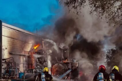 Incendio en una planta de aceite de soja en Río Tercero: trabajaron cinco dotaciones de bomberos