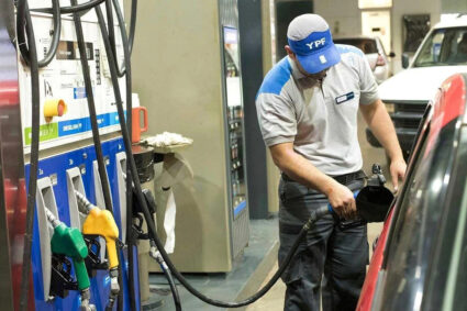 Nuevo aumento en los surtidores: el Gobierno actualizó parcialmente los impuestos a los combustibles para julio