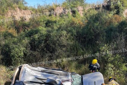 Susto en Tercera Usina: una camioneta chocó contra un árbol y terminó dentro de un canal de riego