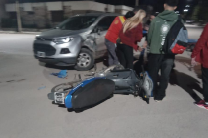 Siniestro vial en Almafuerte: dos jóvenes resultaron heridos tras un choque entre un auto y una moto