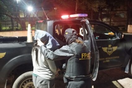 Narcomenudeo en Estación Juárez Celman: una pareja detenida tras intentar deshacerse de la droga durante un operativo de la FPA