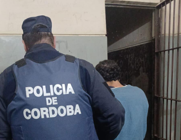 Escándalo en la madrugada de Hernando: un hombre fue detenido por disturbios en la vía pública