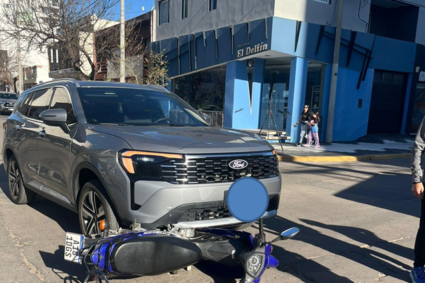 Siniestro vial en Río Tercero: una motociclista resultó herida tras chocar con un automóvil