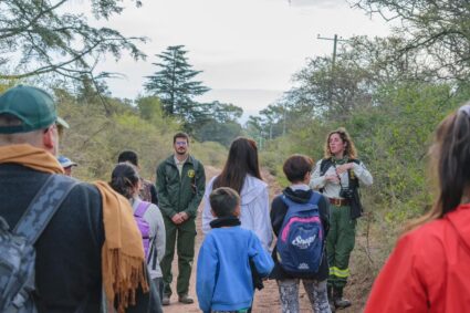Naturaleza y ciencia ciudadana: Clara Riachi invitó al «Gran Día Mundial de Observación de Aves» en el Cerro Pitarini