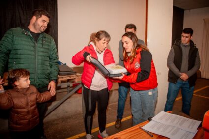 Espacios deportivos más seguros: Río Tercero sumó una nueva entrega de desfibriladores y capacitación en RCP