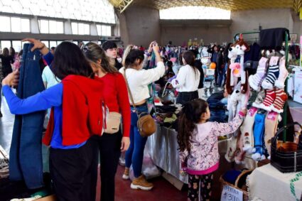 Impulso a la economía popular: vuelve «EmbalsFERIA» al Polideportivo Municipal este domingo