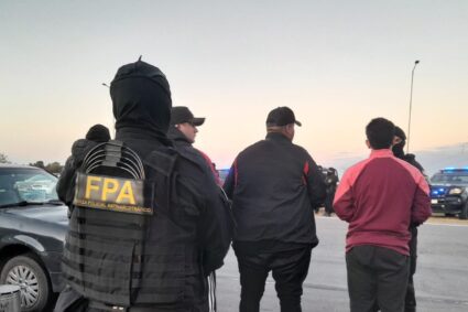 Megaoperativo cerrojo en el peaje de Toledo: la FPA controló más de 100 colectivos de hinchadas y detuvo a cuatro personas con droga