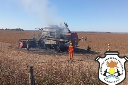 Siniestro rural: una cosechadora resultó seriamente dañada por un incendio al sur de Río de los Sauces