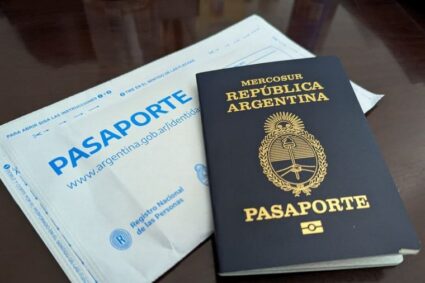 Radiografía de la emigración: un ranking mundial reveló dónde viven más argentinos en proporción a la población local