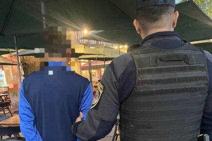 Alerta por estafas: detuvieron a un hombre que vendía pulseras falsas para el súper clásico cordobés