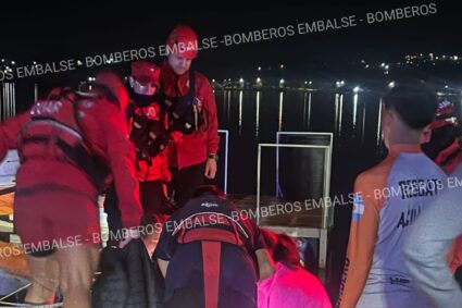 Rescate en Embalse: Bomberos y el DUAR extrajeron del agua a una mujer en Playa Maldonado