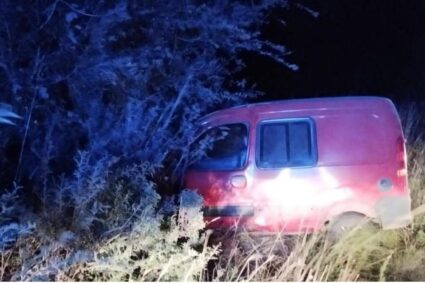 Persecución y choque en Ruta 5: robó un utilitario en Embalse y terminó estrellándose contra un árbol