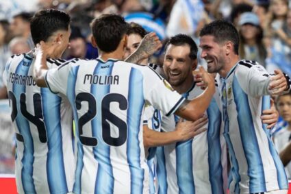 Líderes indiscutidos: Argentina aseguró el primer puesto del grupo y ya tiene fecha y sede para los 16avos de final