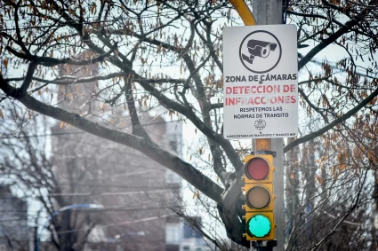 Polémica por las fotomultas: Impulsan un proyecto para instalar segunderos obligatorios en los semáforos