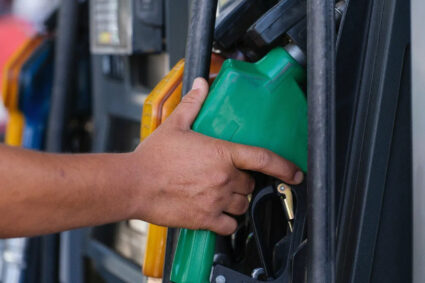 Alivio temporal en los surtidores: El Gobierno nacional postergó el aumento del impuesto a los combustibles hasta julio