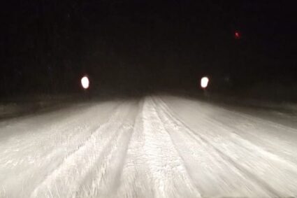 Clima en Córdoba: Intenso operativo para despejar nieve y hielo en el Camino de las Altas Cumbres tras el corte preventivo de la ruta