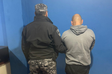 Policiales en Río Tercero: Múltiples allanamientos por robos dejan un detenido y secuestros, y arrestan a un hombre por violencia familiar