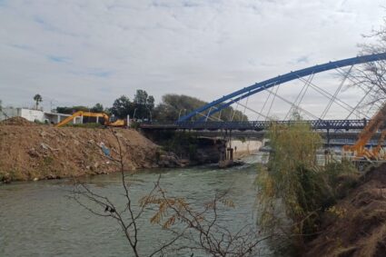 Avanza la histórica obra hídrica: El Gobierno provincial inició el complejo desmontaje del puente Vélez Sarsfield sobre el río Ctalamochita