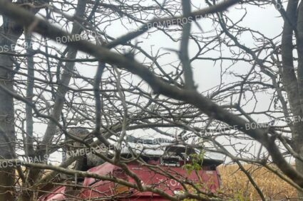 Siniestro vial en Calamuchita: Una camioneta volcó en la zona rural cerca de La Cruz
