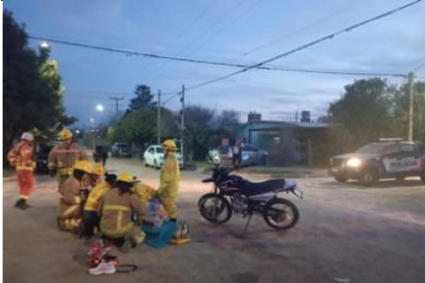 Sucesos policiales en Almafuerte: Dos jóvenes heridas tras un choque y secuestran una moto conducida por un menor