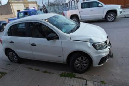Accidente en Hernando: Dos jóvenes hospitalizados tras chocar en moto contra un automóvil Gol Trend