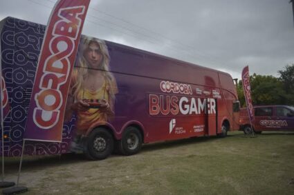 El Bus Gamer de la Agencia Córdoba Turismo llega a Embalse con una propuesta de tecnología y entretenimiento