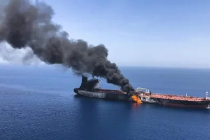 Escala la tensión global: Atacan con misiles a dos buques petroleros de Emiratos Árabes en el estrecho de Ormuz