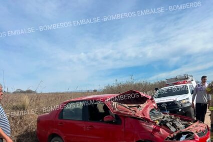 La Cruz: un auto volcó en el camino a Quillinzo y el conductor debió ser hospitalizado