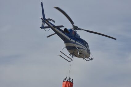 Frente al riesgo extremo de incendios: La Provincia reforzó la vigilancia aérea con helicópteros y aviones hidrantes sobre Calamuchita y valles serranos