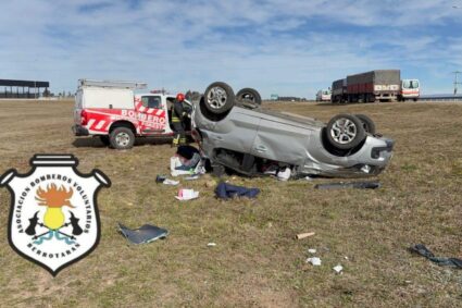 Siniestro vial en la región: Un auto volcó en la Autovía Ruta 36 a la altura de Berrotarán y hay dos heridas