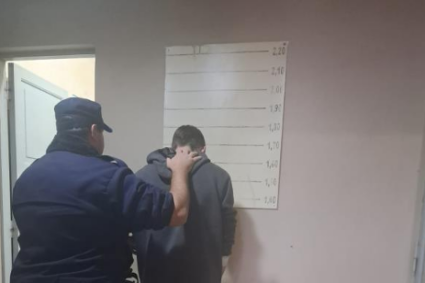 Tensión en Hernando: lo descubrieron arriba del techo de una vivienda, intentó escapar por un baldío y fue detenido