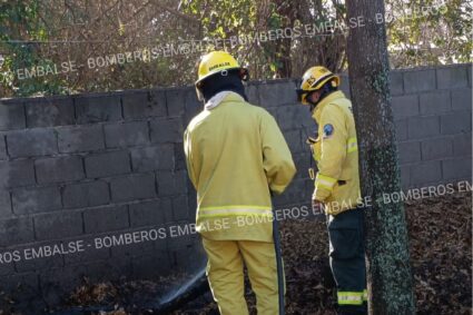 Susto en Embalse: Realizaba tareas de limpieza en su patio, el viento descontroló el fuego y provocó un incendio de pastizales