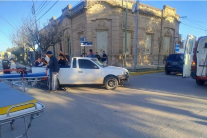 Siniestro vial en Oliva: Chocaron una camioneta y una motocicleta dejando a dos personas lesionadas
