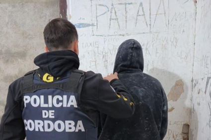 Investigaban un incendio intencional en Oliva: un joven fue detenido durante un allanamiento
