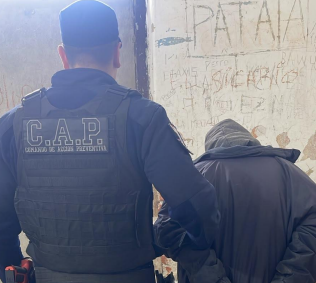 Tensión en Oliva: Detuvieron a un joven que intentó agredir a otro con una cuchilla en plena vía pública