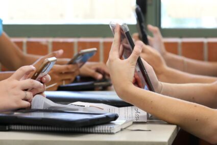 Córdoba consolida la regulación del uso de celulares en las escuelas: solo se permitirán con fines pedagógicos