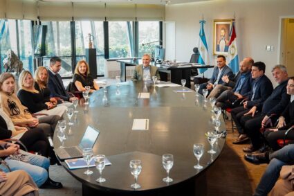 Llaryora se reunió con salas de cine por el programa IECA: exención de impuestos e impulso a la producción local