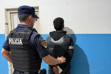 Vandalismo nocturno en Oliva: detuvieron a un joven por dañar un automóvil en la vía pública