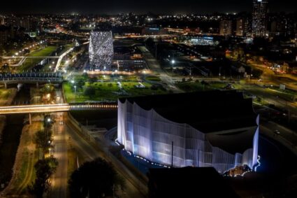 Homenaje a la comunidad educativa: los edificios emblemáticos de Córdoba se iluminan de blanco